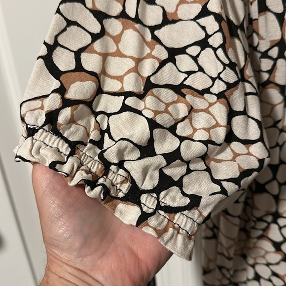 LOFT Short Sleeve Flowy Tunic w/Smocking across chest Animal print Blk Brn Tan L - Picture 4 of 10